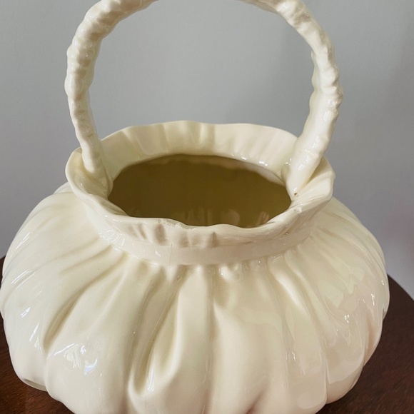 Vintage off-white ceramic decorative basket with a ruffled rim and handle - Picture 3 of 7